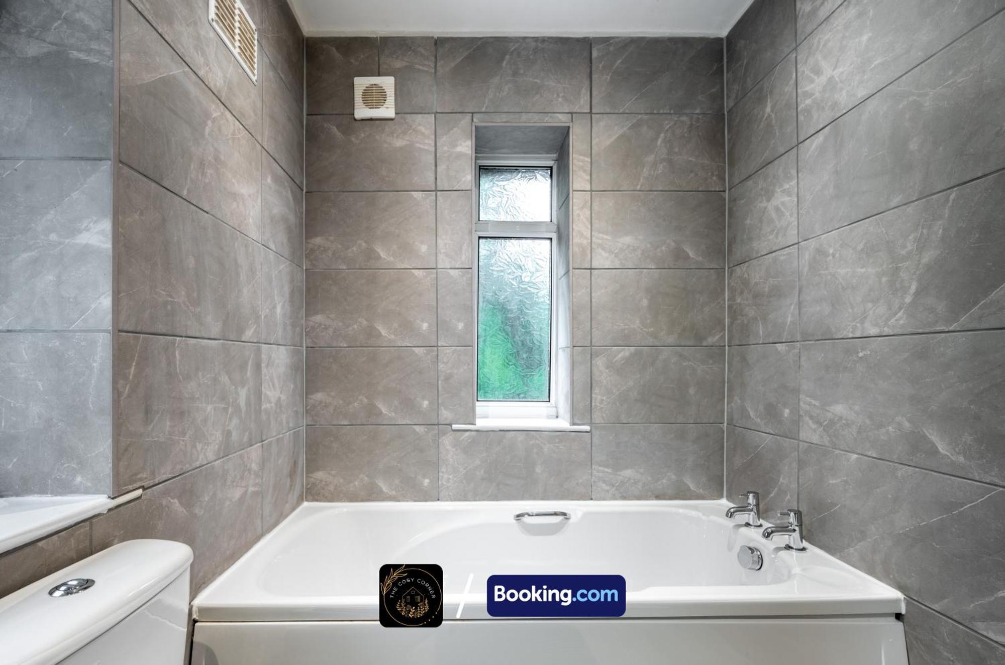 Cosy 3-Bed House, Garden & Free Parking In Stretford Apartment Manchester Exterior photo