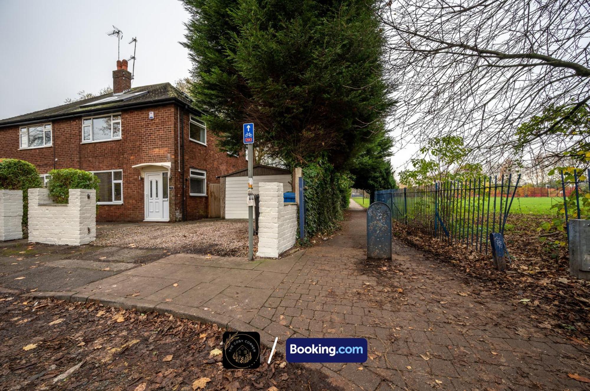 Cosy 3-Bed House, Garden & Free Parking In Stretford Apartment Manchester Exterior photo